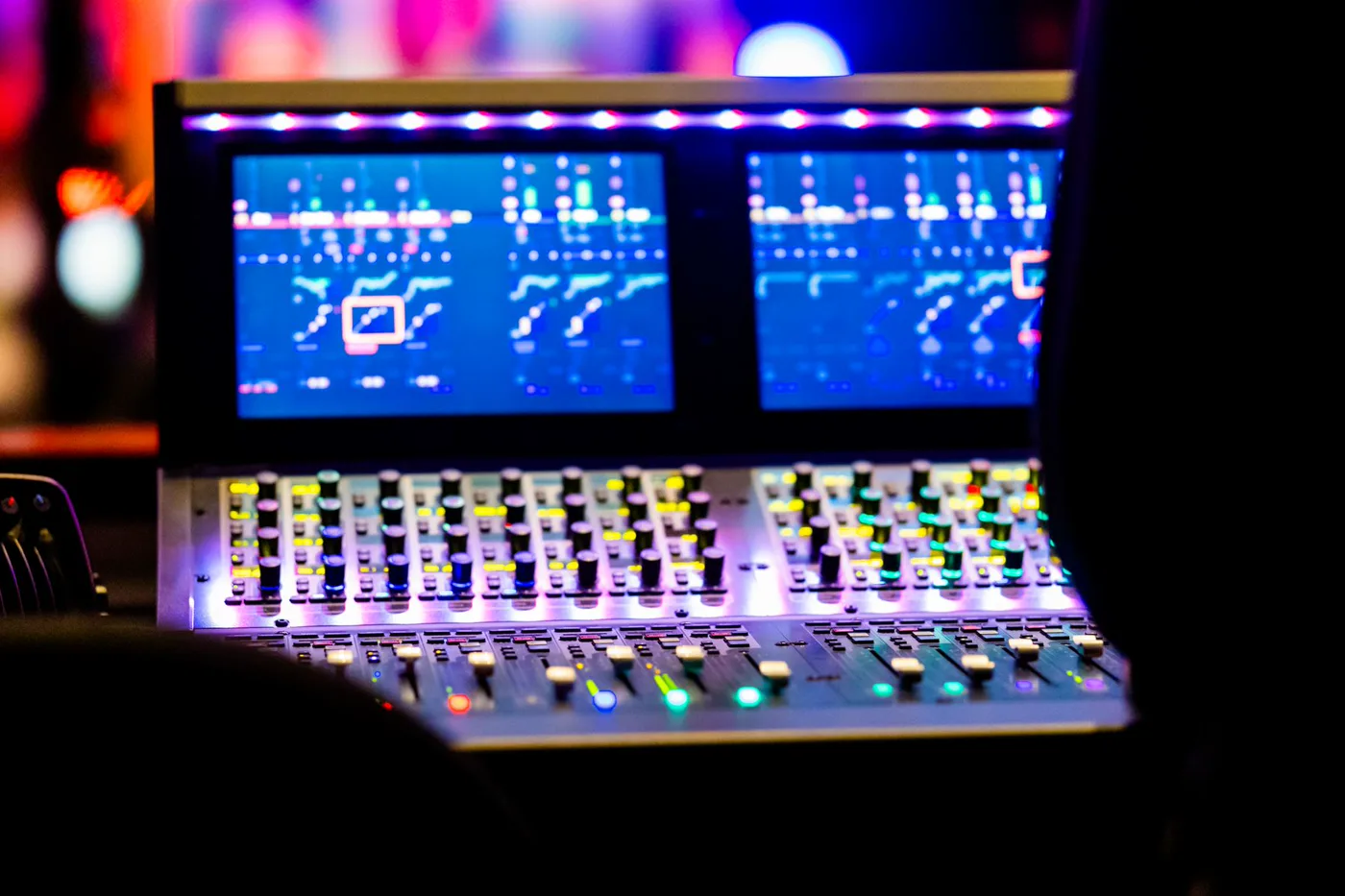 Consola profesional de mezcla en un estudio